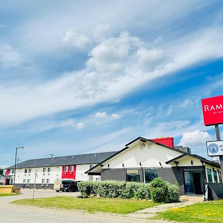 Отель Ramada By Wyndham Досон-Крик Экстерьер фото